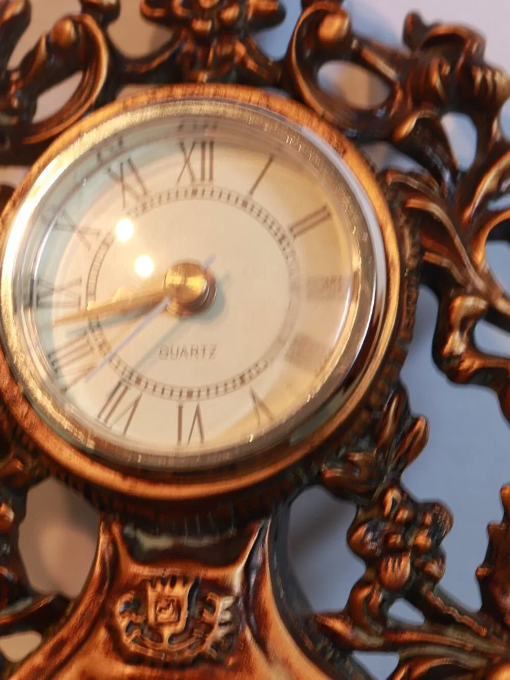 Vtg Ornate Resin Bronzeish goth /French Style Table Mantle Quartz Clock